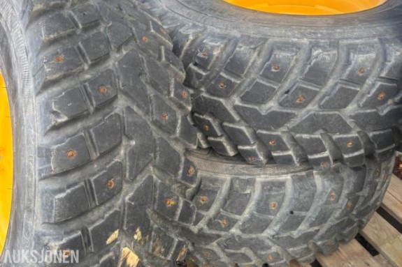2022 Volvo L20 - 4 stk   Nokian Vinter dekk med felg og pigg -  1000 timer