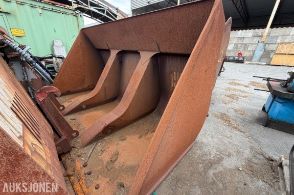 HØYTIPPSKUFFE TIL HJULLASTER PÅ 3,30 M – FESTE – HYDRAULISK – UKJENT FABRIKAT