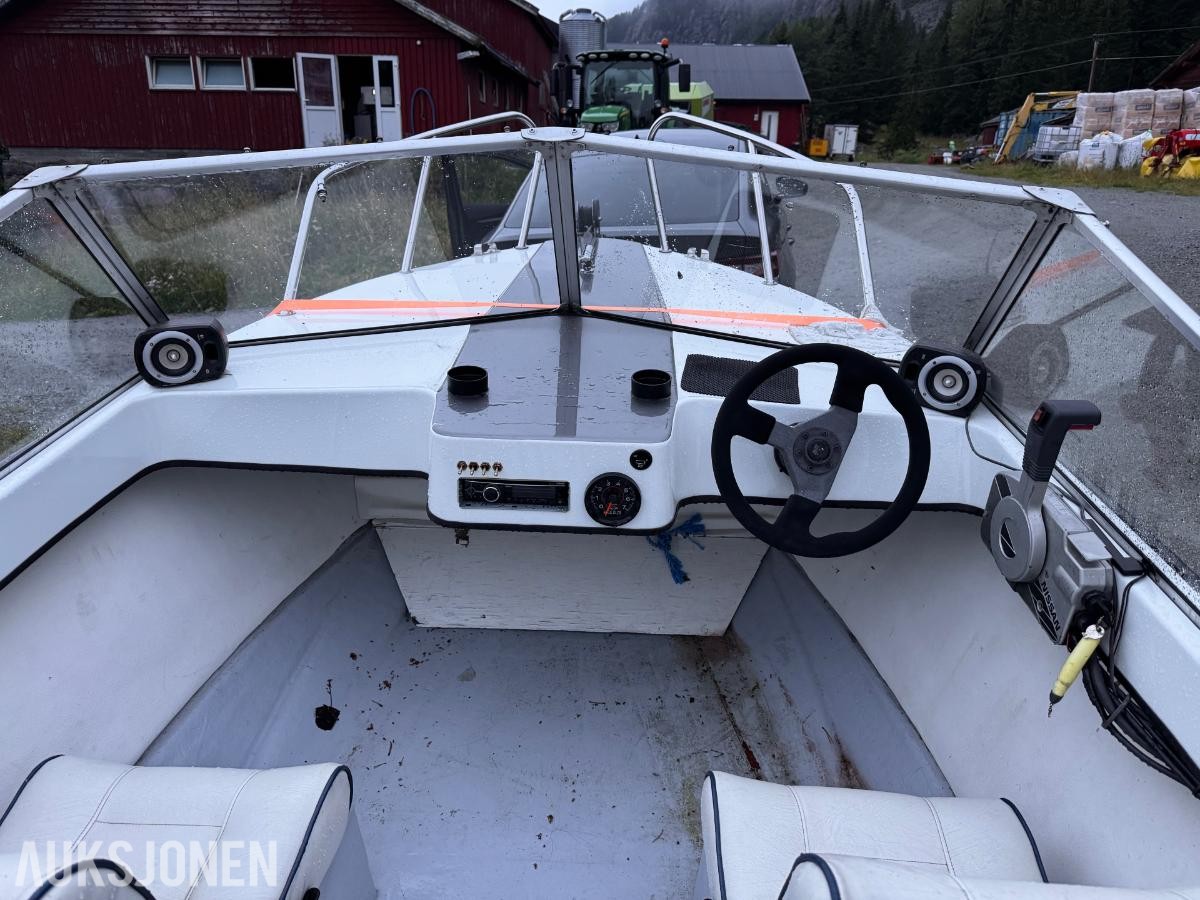 1980 Båt av ukjent merke, med 50hk påhengsmotor og opplagshenger