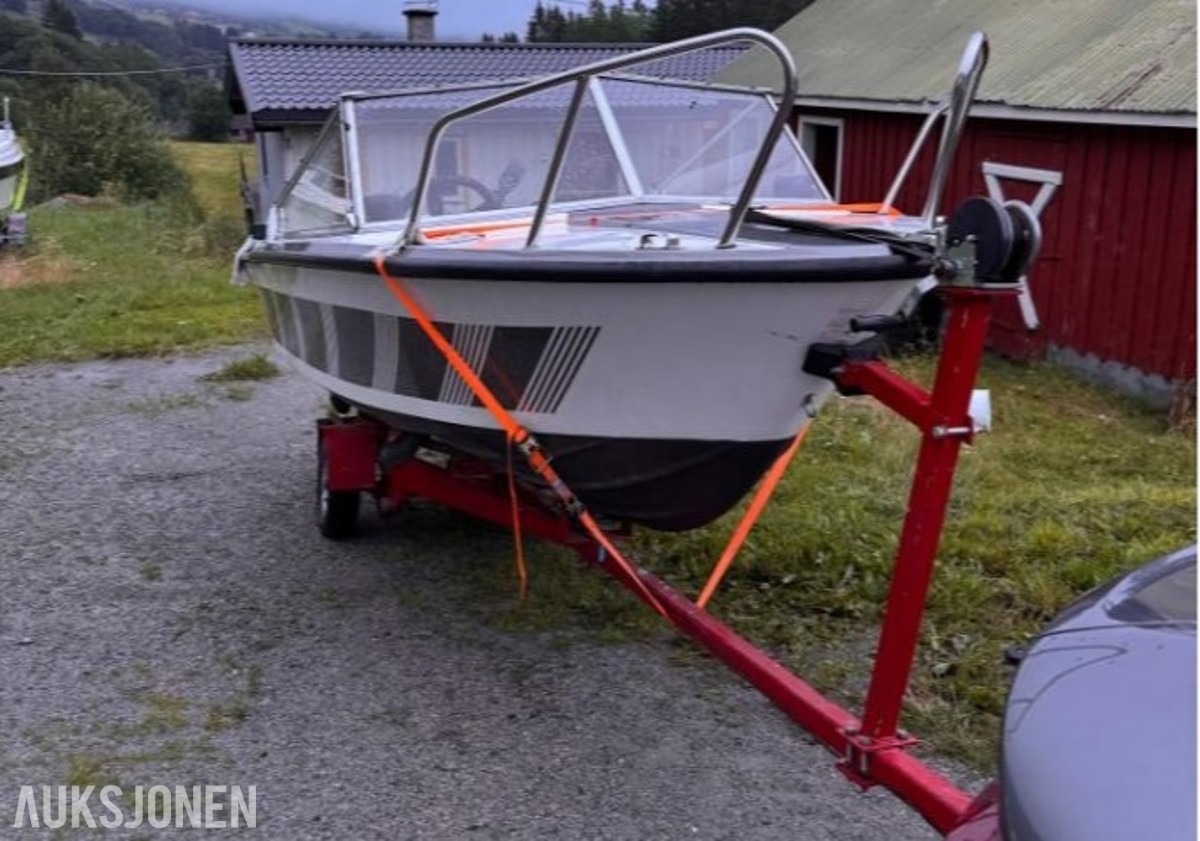 1980 Båt av ukjent merke, med 50hk påhengsmotor og opplagshenger