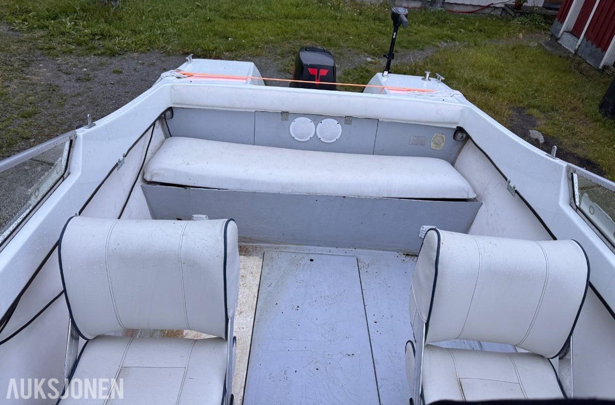 1980 Båt av ukjent merke, med 50hk påhengsmotor og opplagshenger