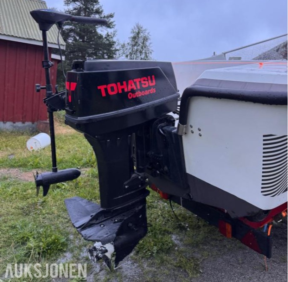 1980 Båt av ukjent merke, med 50hk påhengsmotor og opplagshenger