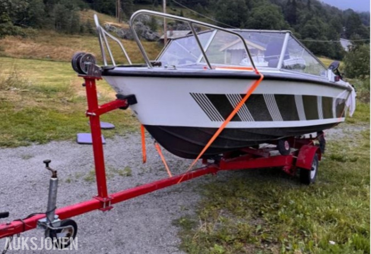 1980 Båt av ukjent merke, med 50hk påhengsmotor og opplagshenger