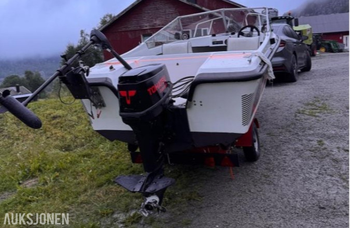 1980 Båt av ukjent merke, med 50hk påhengsmotor og opplagshenger