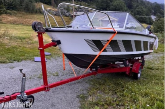 1980 Båt av ukjent merke, med 50hk påhengsmotor og opplagshenger