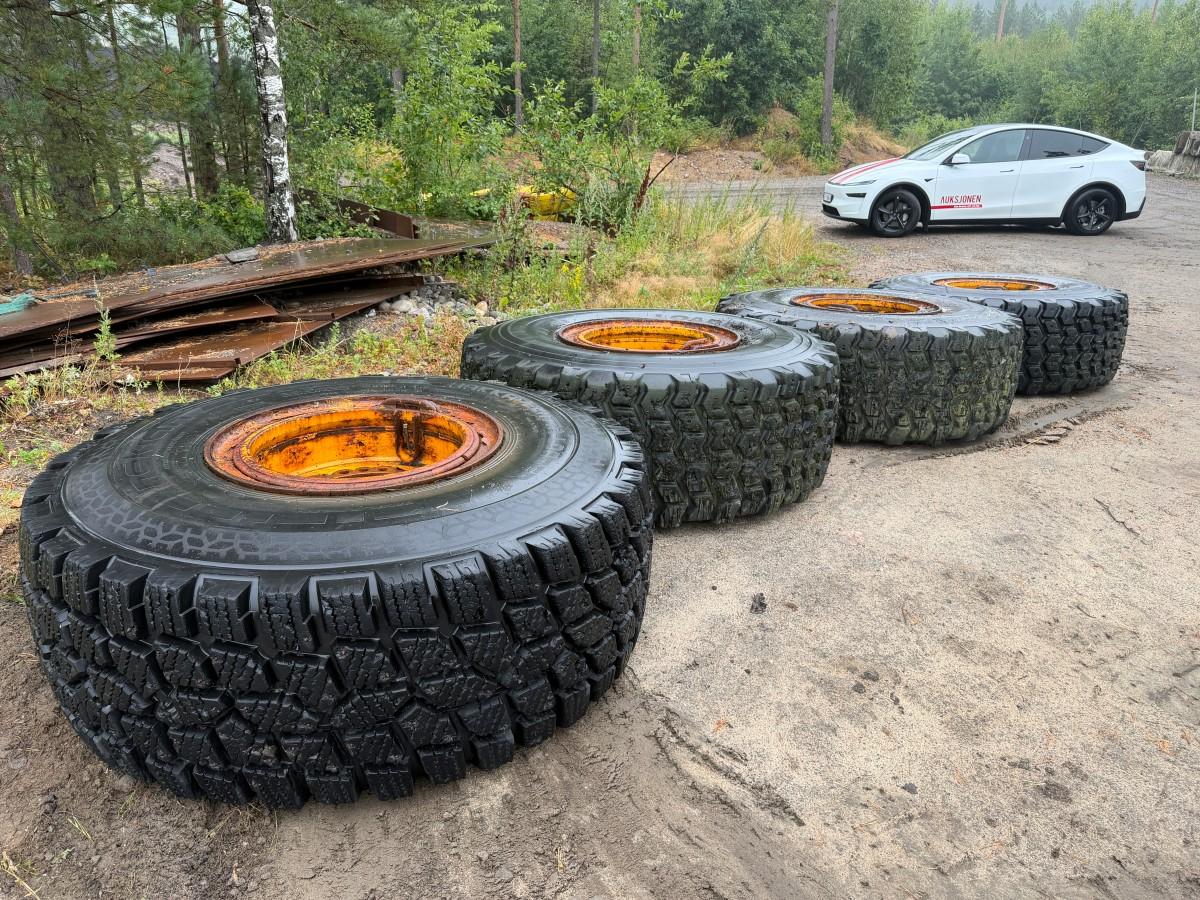 PIGGDEKK MED FELG TIL VOLVO 110E HJULLASTER – NOKIAN LOADER