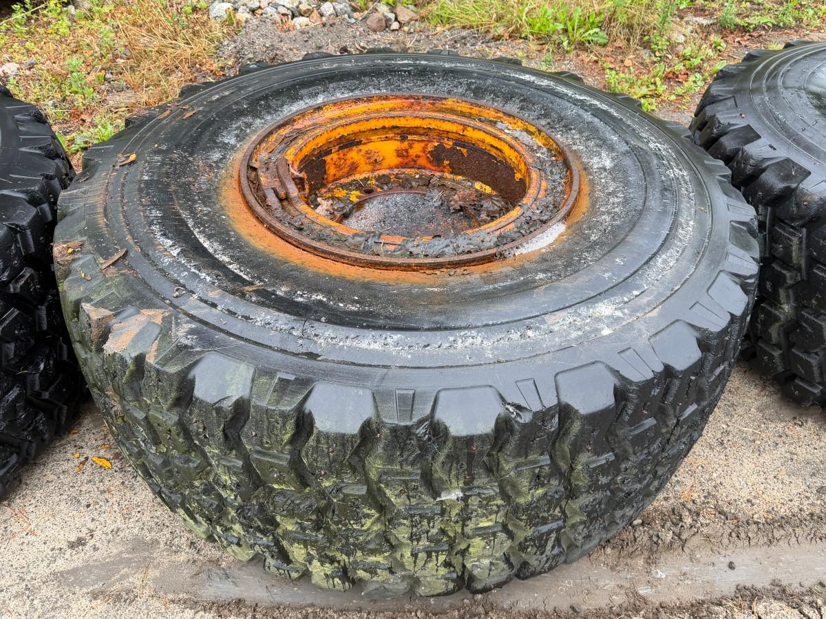 PIGGDEKK MED FELG TIL VOLVO 110E HJULLASTER – NOKIAN LOADER