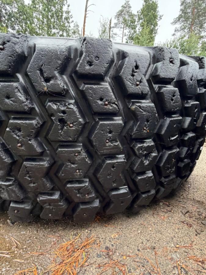 PIGGDEKK MED FELG TIL VOLVO 110E HJULLASTER – NOKIAN LOADER