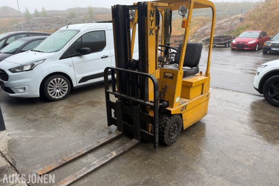 2000 NYK ELEKTRISK GAFFELTRUCK 750 KG – 4,0 M LØFTEHØYDE – LADER MEDFØLGER – KLAR TIL BRUK