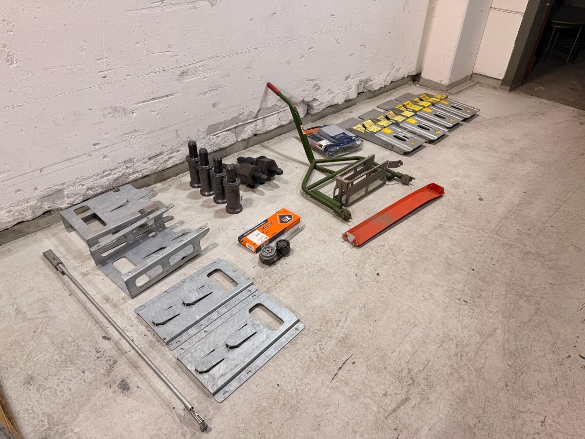 Verkstedutstyr med maskinerte ståldeler, braketter og turbosett
