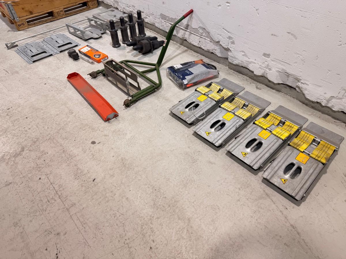 Verkstedutstyr med maskinerte ståldeler, braketter og turbosett