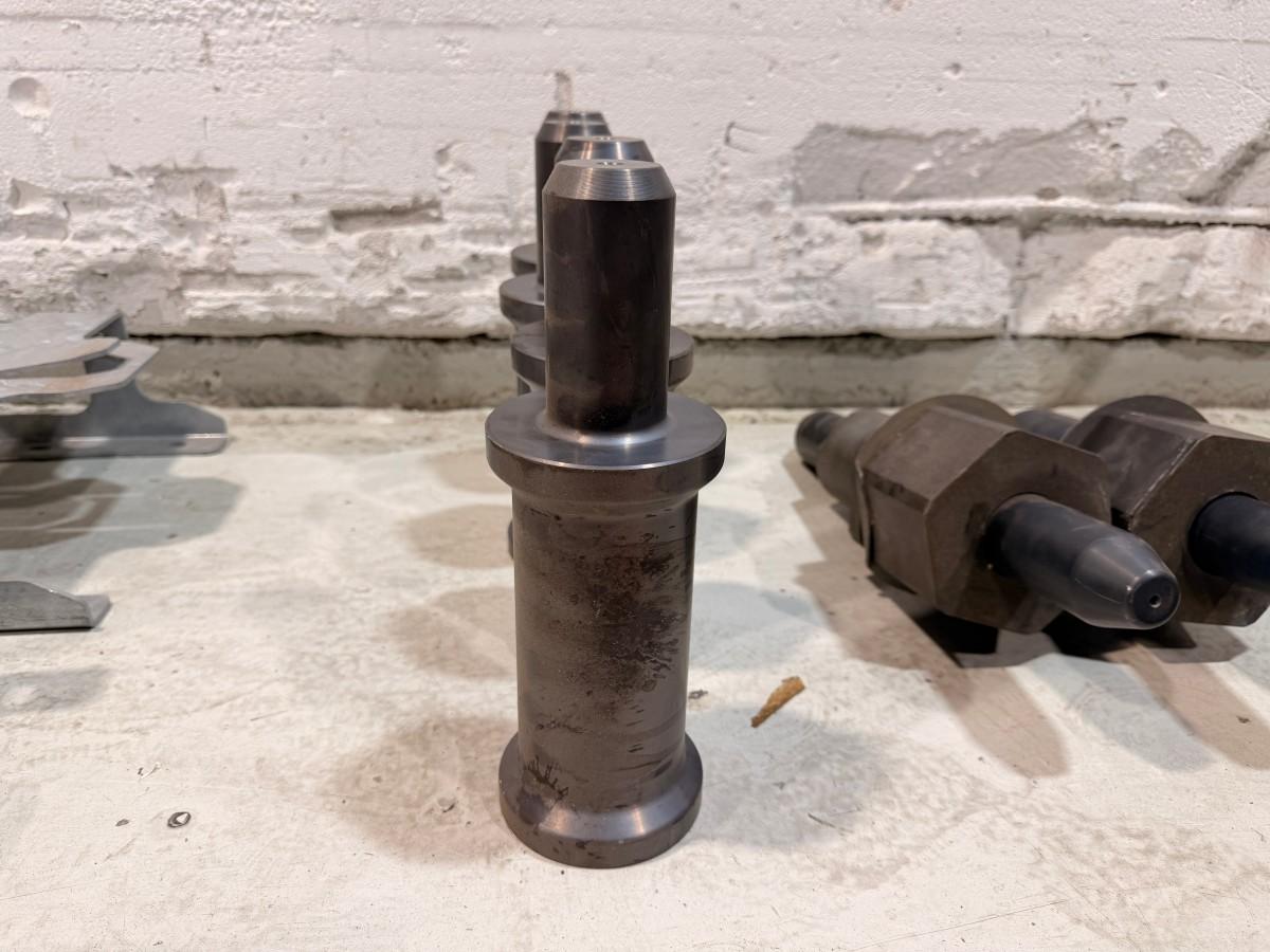 Verkstedutstyr med maskinerte ståldeler, braketter og turbosett