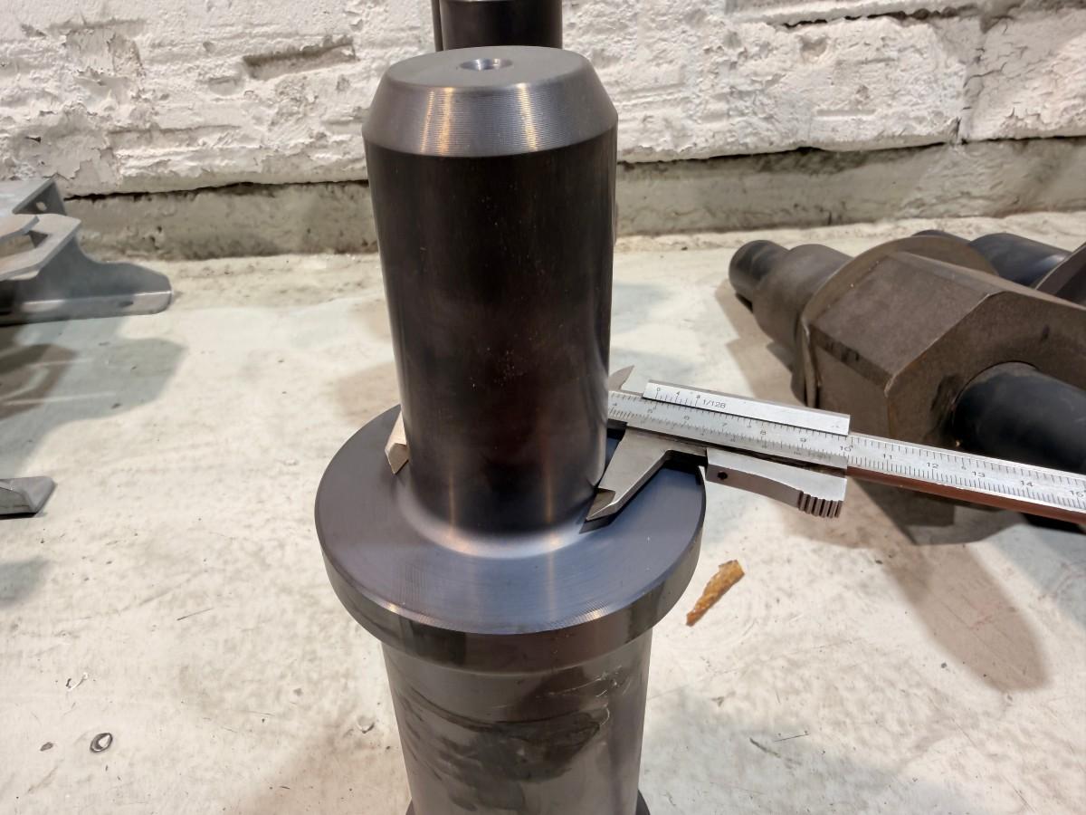 Verkstedutstyr med maskinerte ståldeler, braketter og turbosett