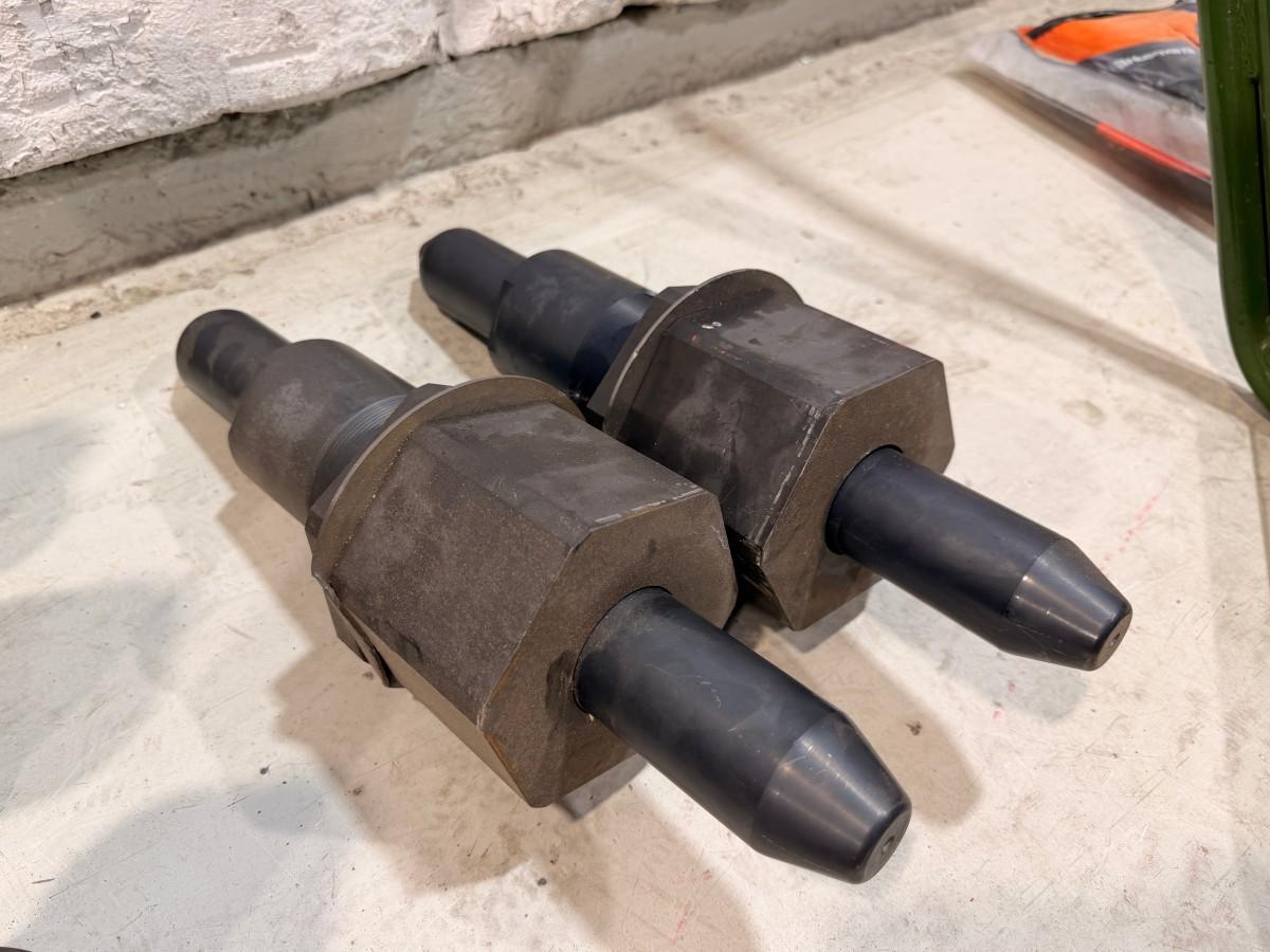 Verkstedutstyr med maskinerte ståldeler, braketter og turbosett