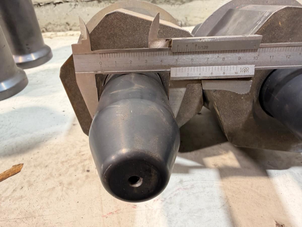 Verkstedutstyr med maskinerte ståldeler, braketter og turbosett