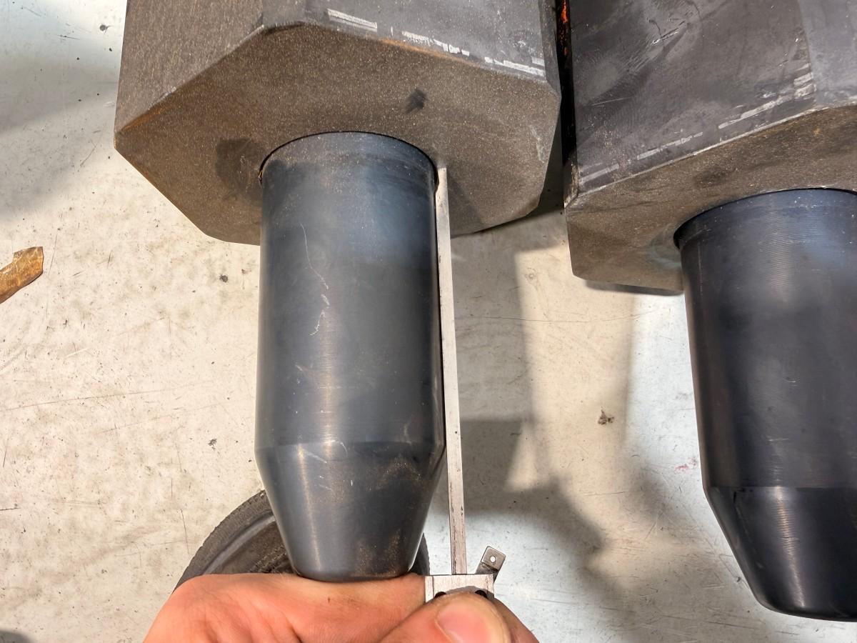 Verkstedutstyr med maskinerte ståldeler, braketter og turbosett