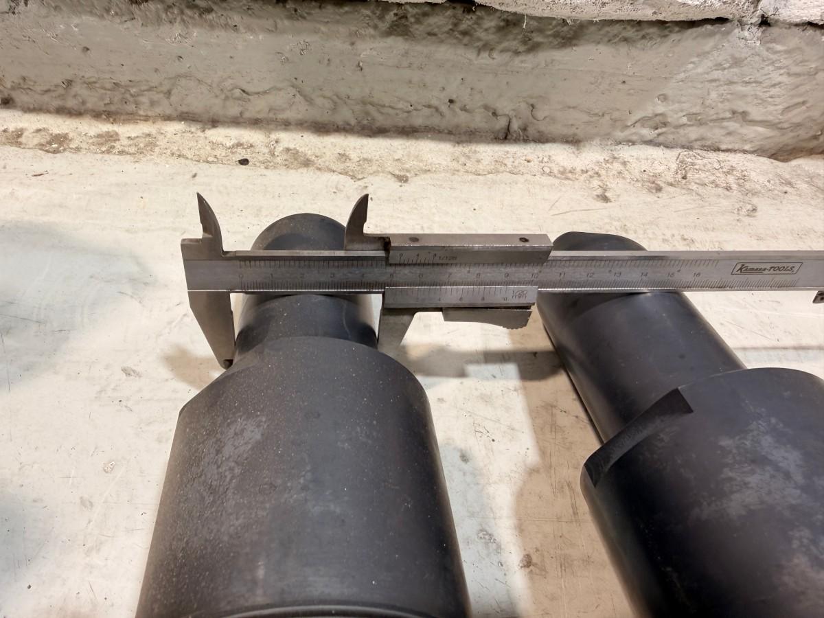 Verkstedutstyr med maskinerte ståldeler, braketter og turbosett