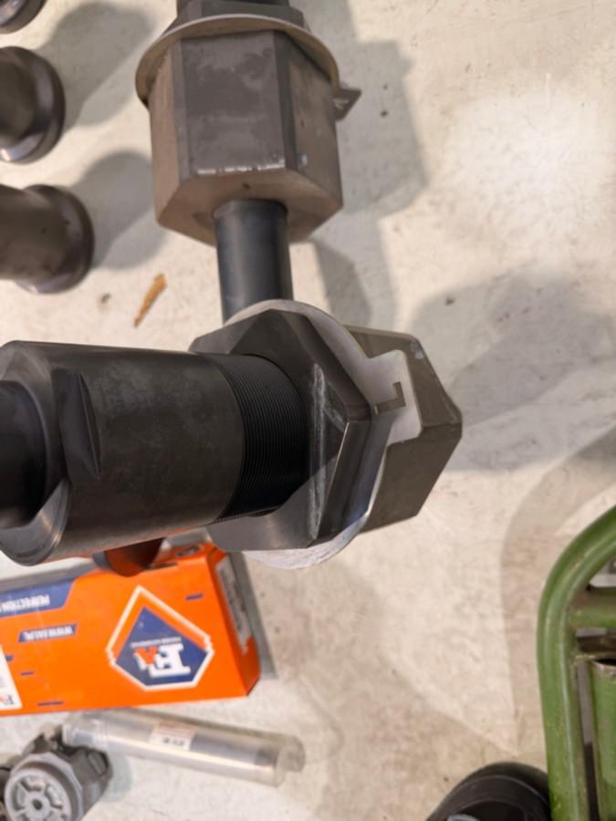 Verkstedutstyr med maskinerte ståldeler, braketter og turbosett