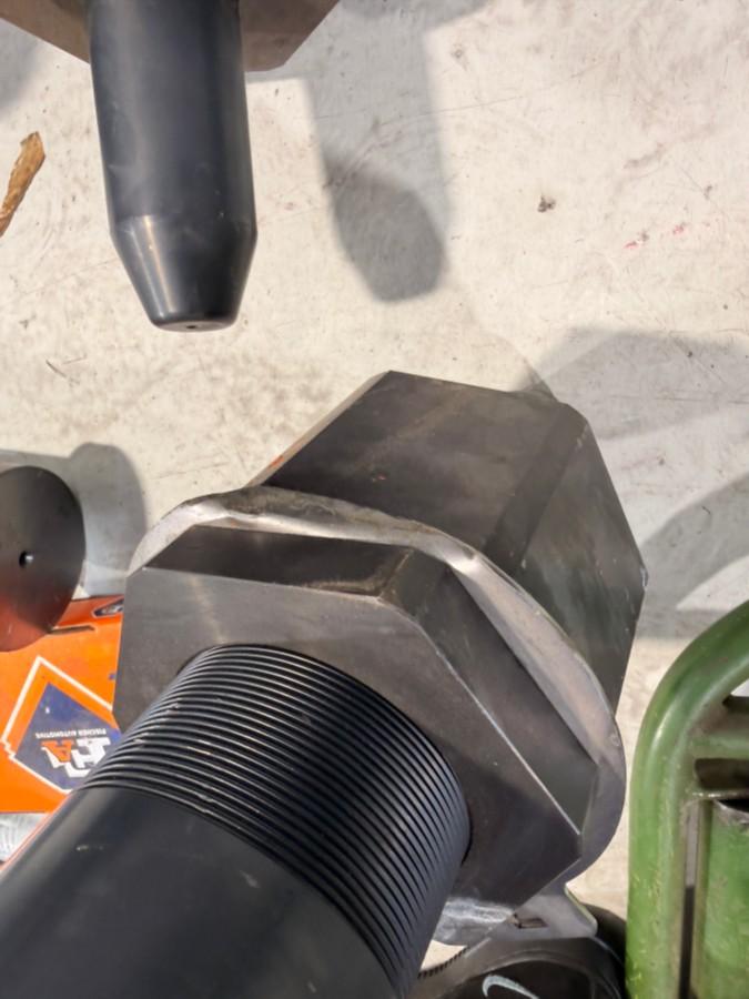 Verkstedutstyr med maskinerte ståldeler, braketter og turbosett