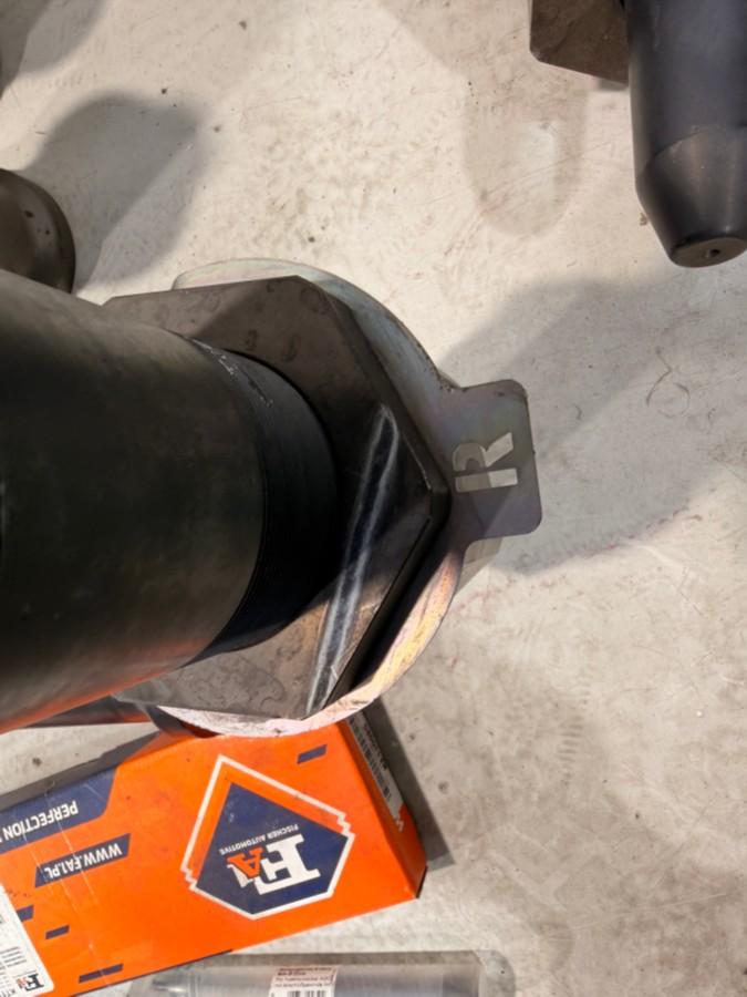 Verkstedutstyr med maskinerte ståldeler, braketter og turbosett
