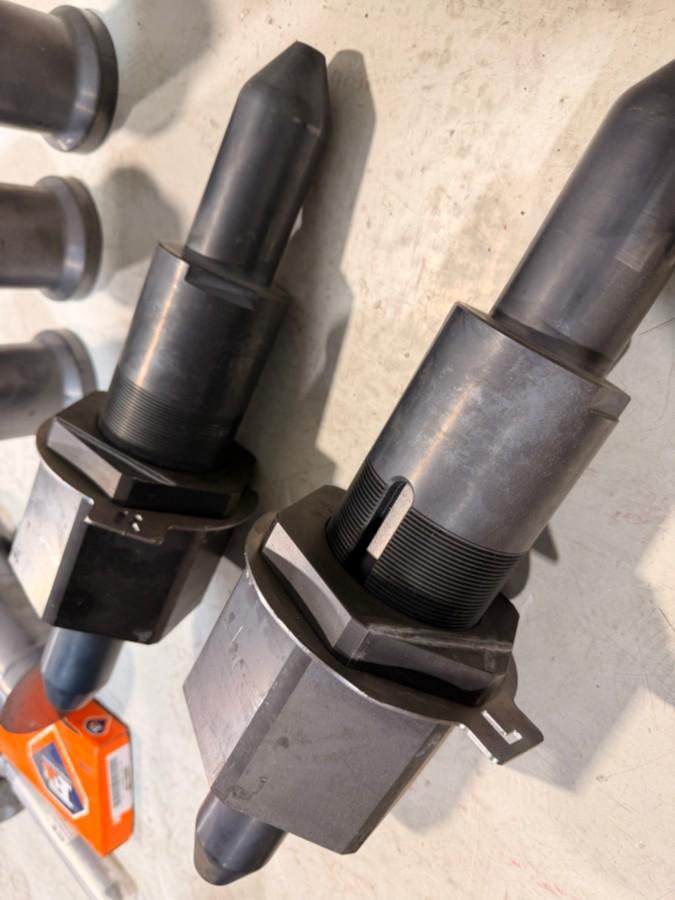 Verkstedutstyr med maskinerte ståldeler, braketter og turbosett