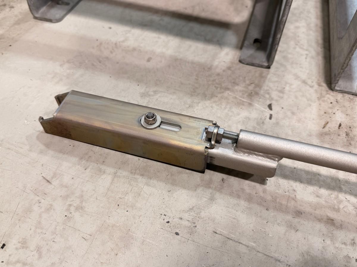 Verkstedutstyr med maskinerte ståldeler, braketter og turbosett