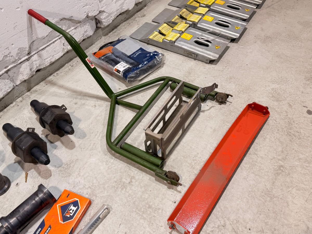 Verkstedutstyr med maskinerte ståldeler, braketter og turbosett
