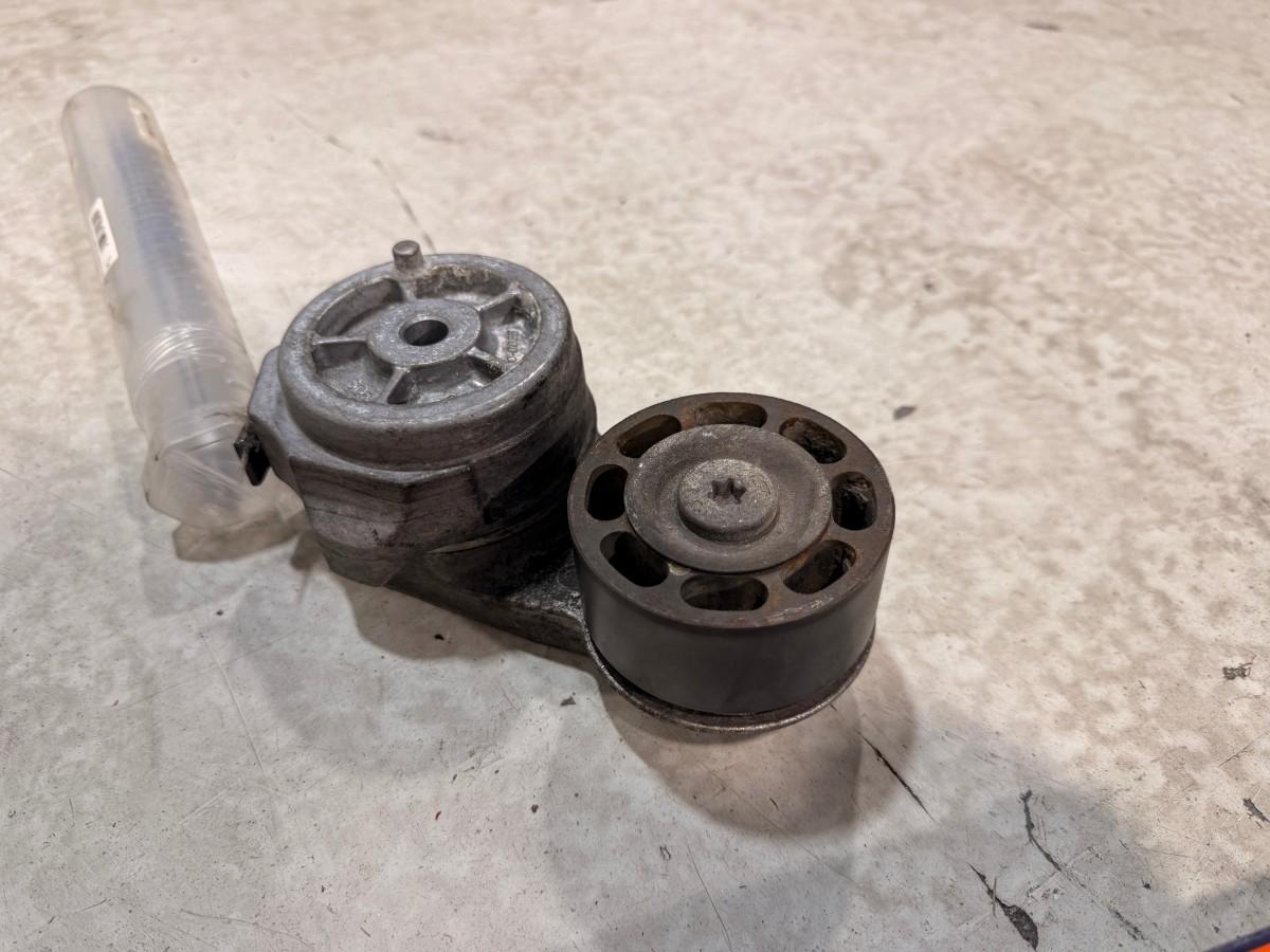 Verkstedutstyr med maskinerte ståldeler, braketter og turbosett