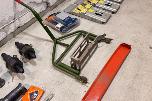 Verkstedutstyr med maskinerte ståldeler, braketter og turbosett