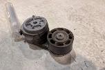 Verkstedutstyr med maskinerte ståldeler, braketter og turbosett