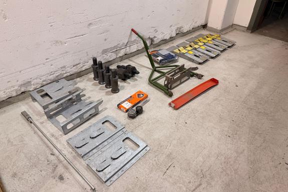 Verkstedutstyr med maskinerte ståldeler, braketter og turbosett