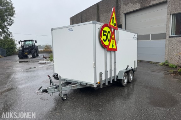 TRAFIKKLYS MED SKILTHENGER – NIEWIADOW ARCTIC 2500 KG – 2 STK EUROSKILT LYSANLEGG