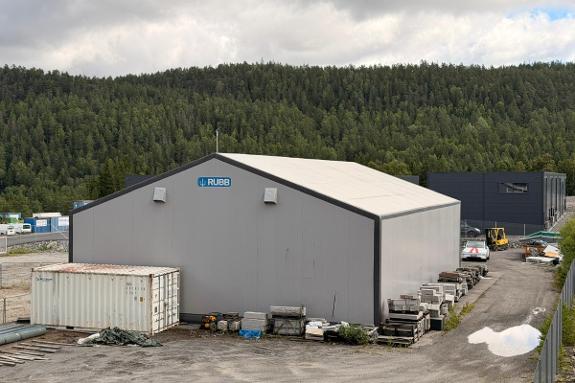 Rubb lagerhall – Lengde 24 x Bredde 15 meter –Komplett med port, ståltrapp og portkontroll