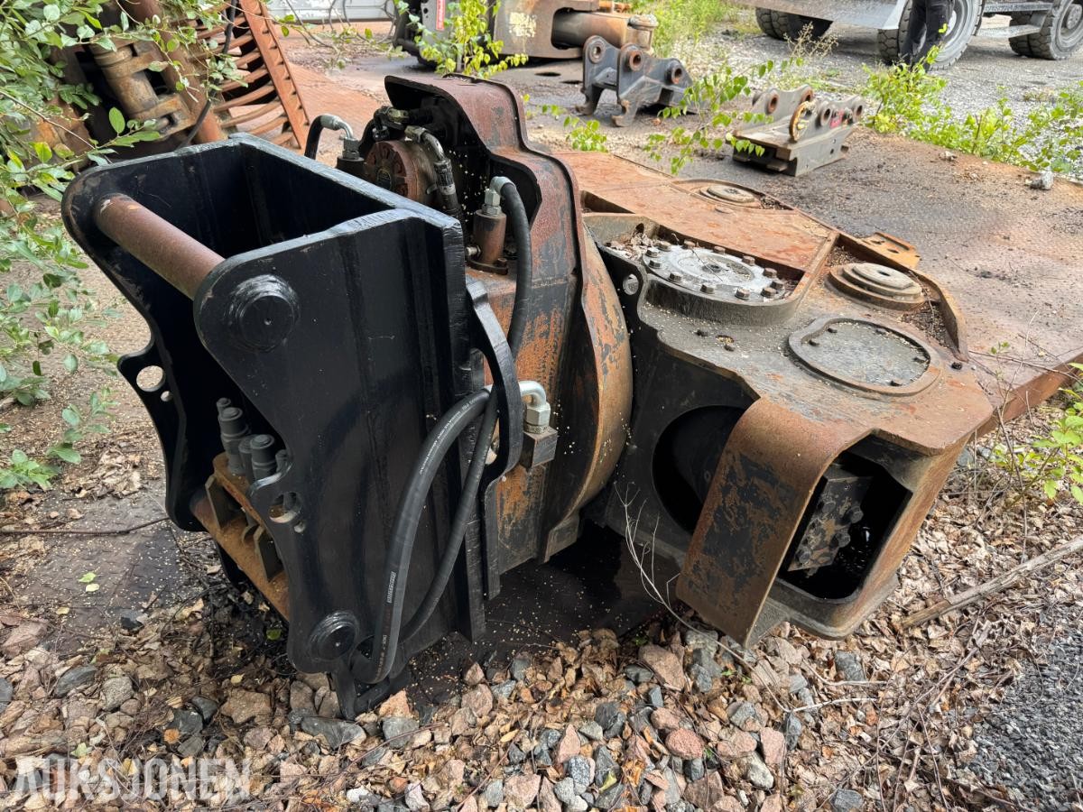 Cat MP20 stålsaks med OilQuick 70