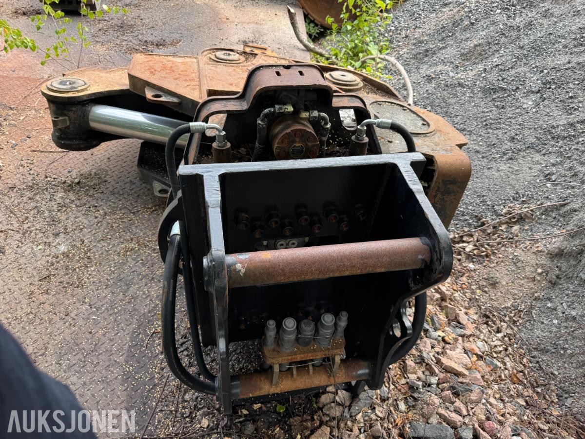 Cat MP20 stålsaks med OilQuick 70