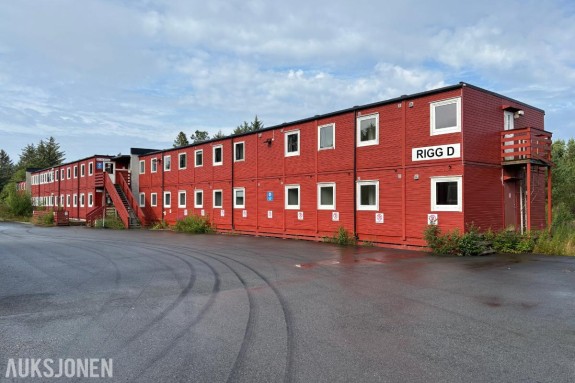 Brakkerigg med 70 moduler – 63 soverom med bad – kjøkken, oppholdsrom og sanitærfasiliteter
