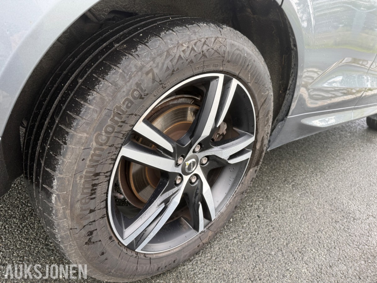 2020 Volvo XC60 T8 AWD R-DESIGN KJØRESKOLEBIL HENGERFESTE PANORAMA HEAD-UP 360-KAMERA