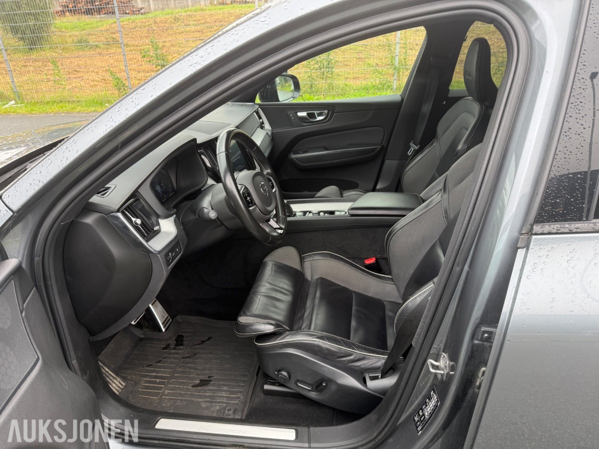 2020 Volvo XC60 T8 AWD R-DESIGN KJØRESKOLEBIL HENGERFESTE PANORAMA HEAD-UP 360-KAMERA