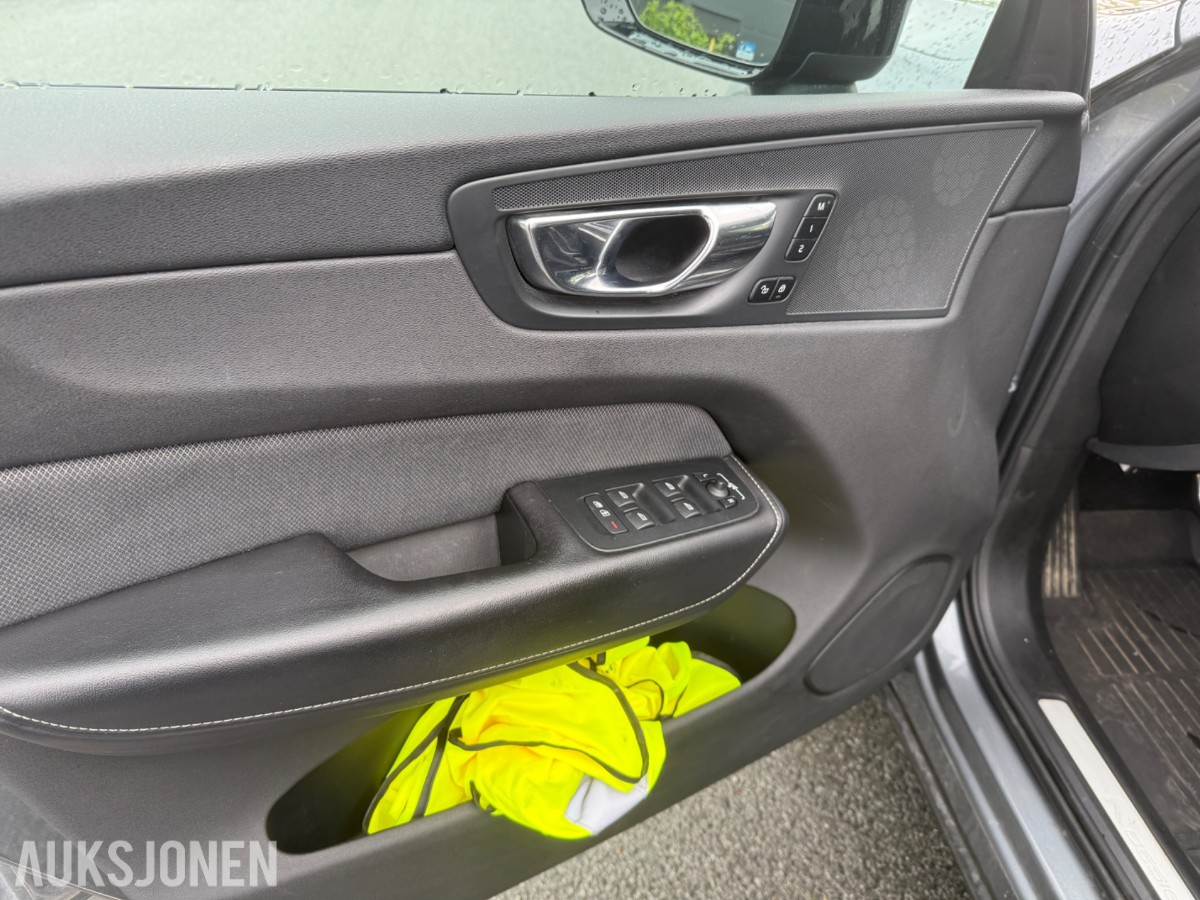 2020 Volvo XC60 T8 AWD R-DESIGN KJØRESKOLEBIL HENGERFESTE PANORAMA HEAD-UP 360-KAMERA