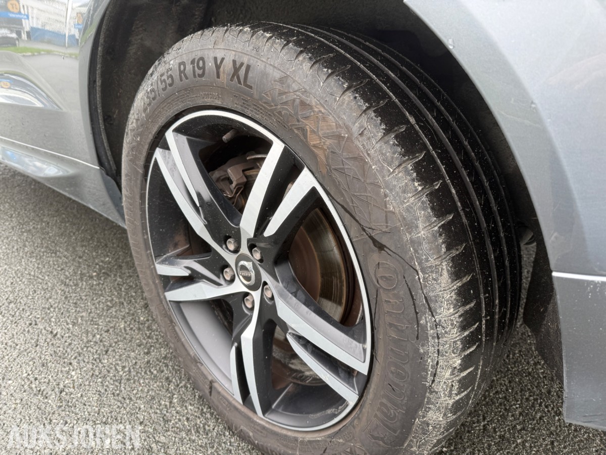 2020 Volvo XC60 T8 AWD R-DESIGN KJØRESKOLEBIL HENGERFESTE PANORAMA HEAD-UP 360-KAMERA