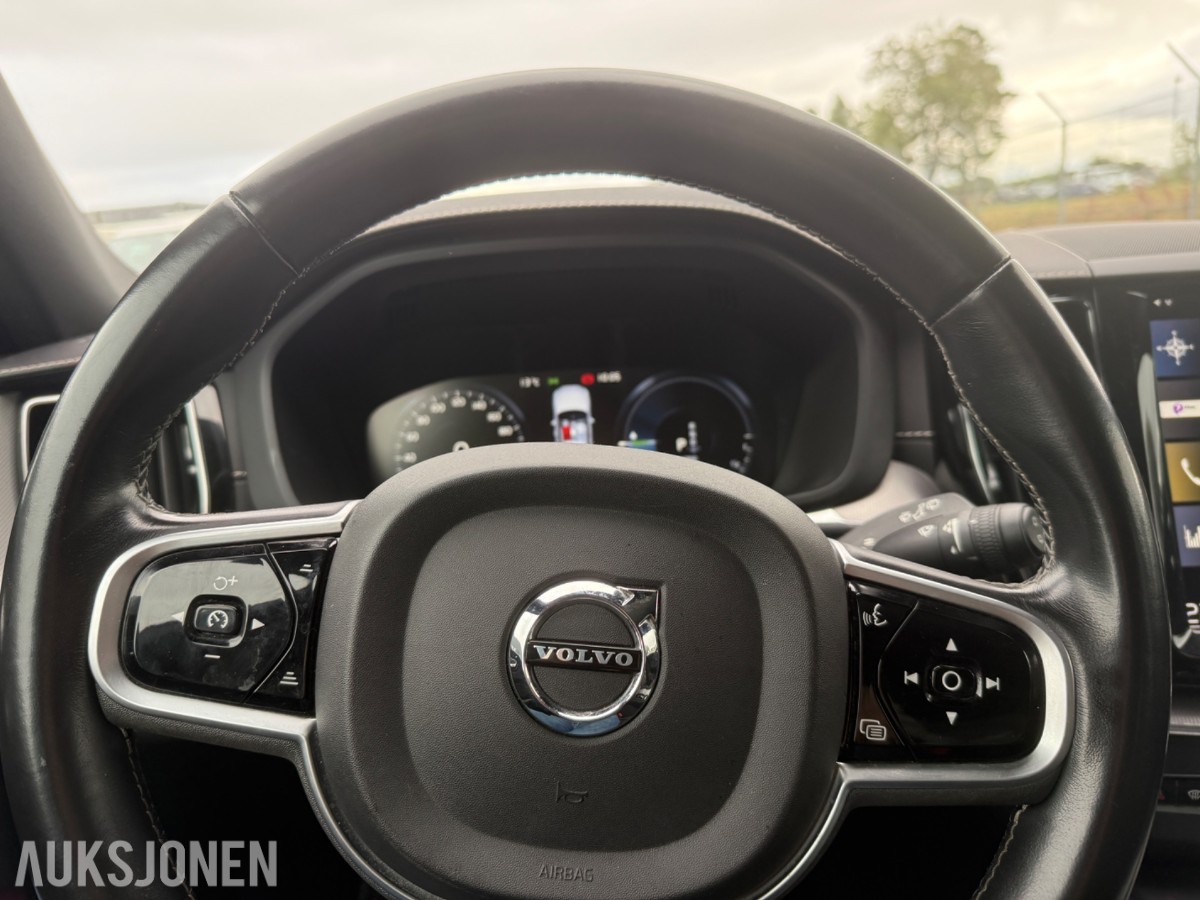 2020 Volvo XC60 T8 AWD R-DESIGN KJØRESKOLEBIL HENGERFESTE PANORAMA HEAD-UP 360-KAMERA