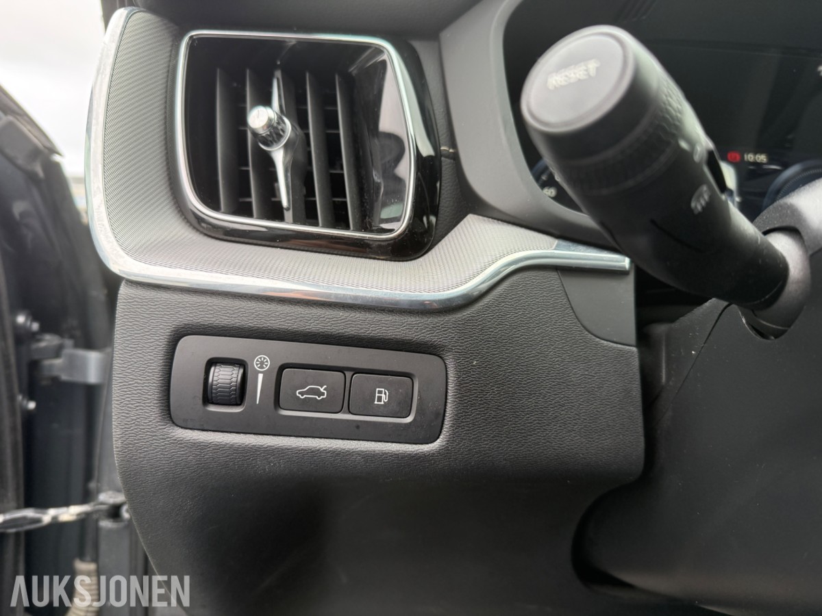 2020 Volvo XC60 T8 AWD R-DESIGN KJØRESKOLEBIL HENGERFESTE PANORAMA HEAD-UP 360-KAMERA