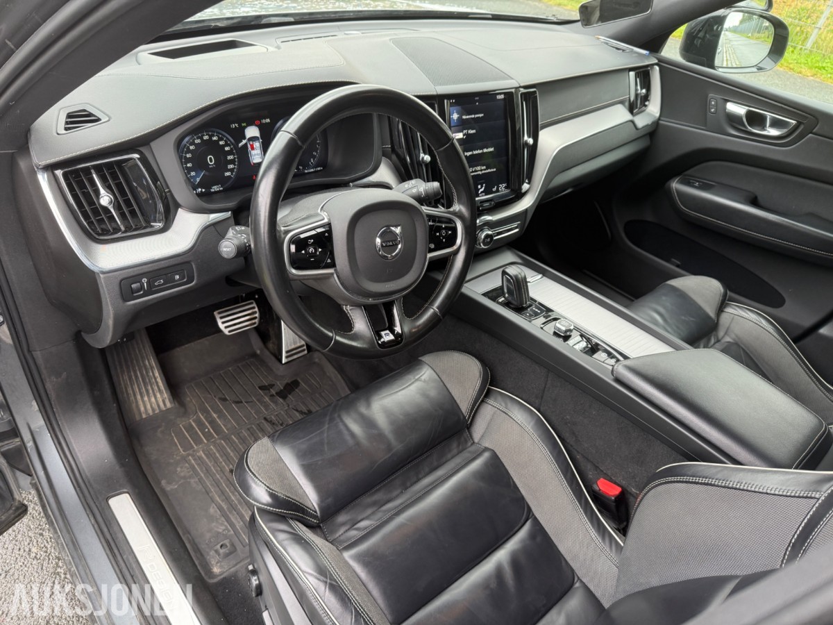 2020 Volvo XC60 T8 AWD R-DESIGN KJØRESKOLEBIL HENGERFESTE PANORAMA HEAD-UP 360-KAMERA