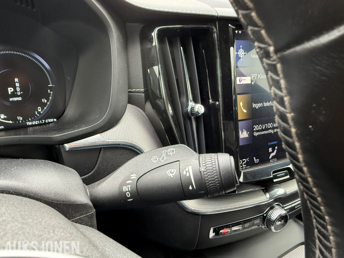 2020 Volvo XC60 T8 AWD R-DESIGN KJØRESKOLEBIL HENGERFESTE PANORAMA HEAD-UP 360-KAMERA