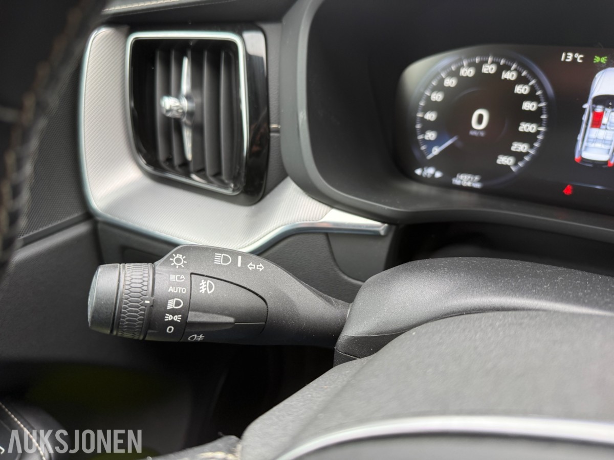 2020 Volvo XC60 T8 AWD R-DESIGN KJØRESKOLEBIL HENGERFESTE PANORAMA HEAD-UP 360-KAMERA