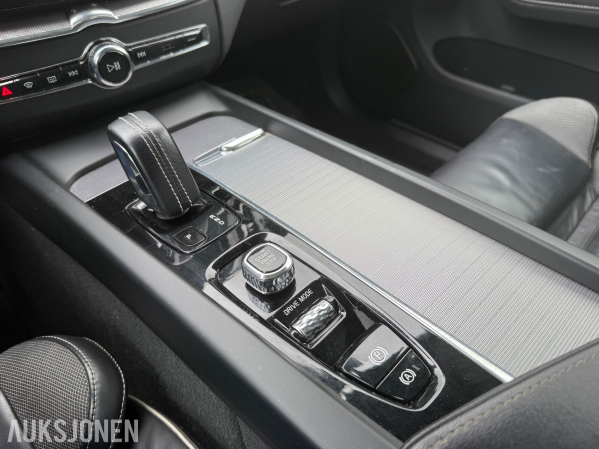 2020 Volvo XC60 T8 AWD R-DESIGN KJØRESKOLEBIL HENGERFESTE PANORAMA HEAD-UP 360-KAMERA