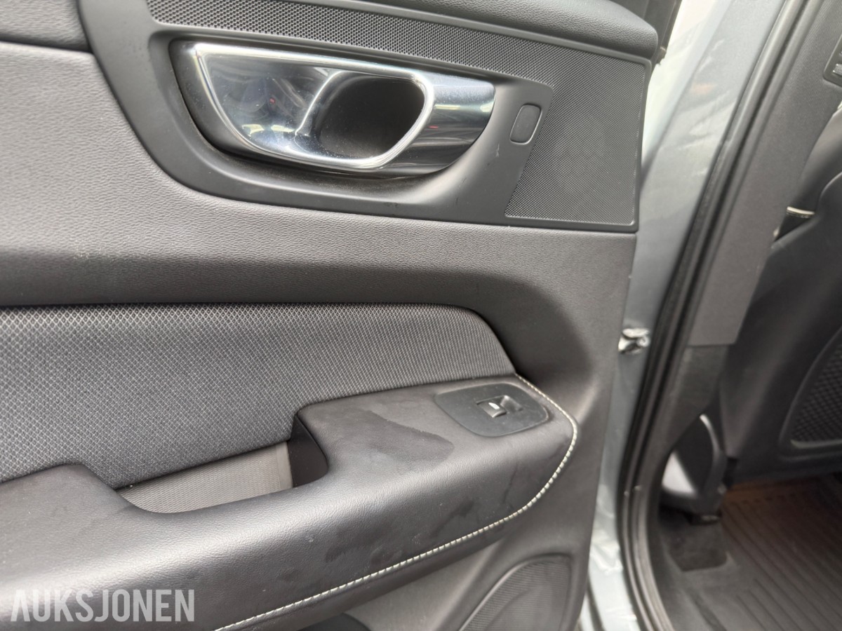2020 Volvo XC60 T8 AWD R-DESIGN KJØRESKOLEBIL HENGERFESTE PANORAMA HEAD-UP 360-KAMERA
