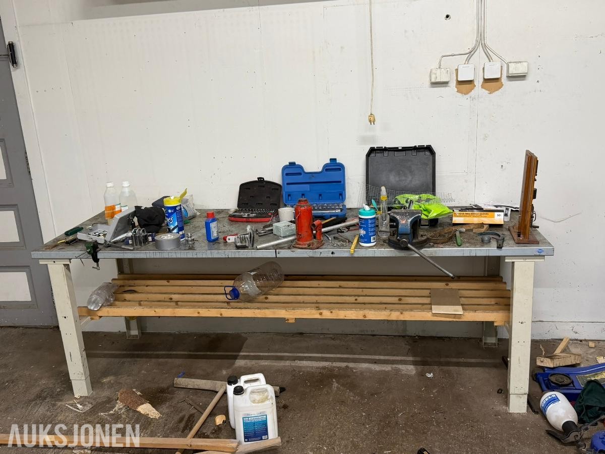Gigant arbeidsbenk med høydejustering og avfalls bøtte