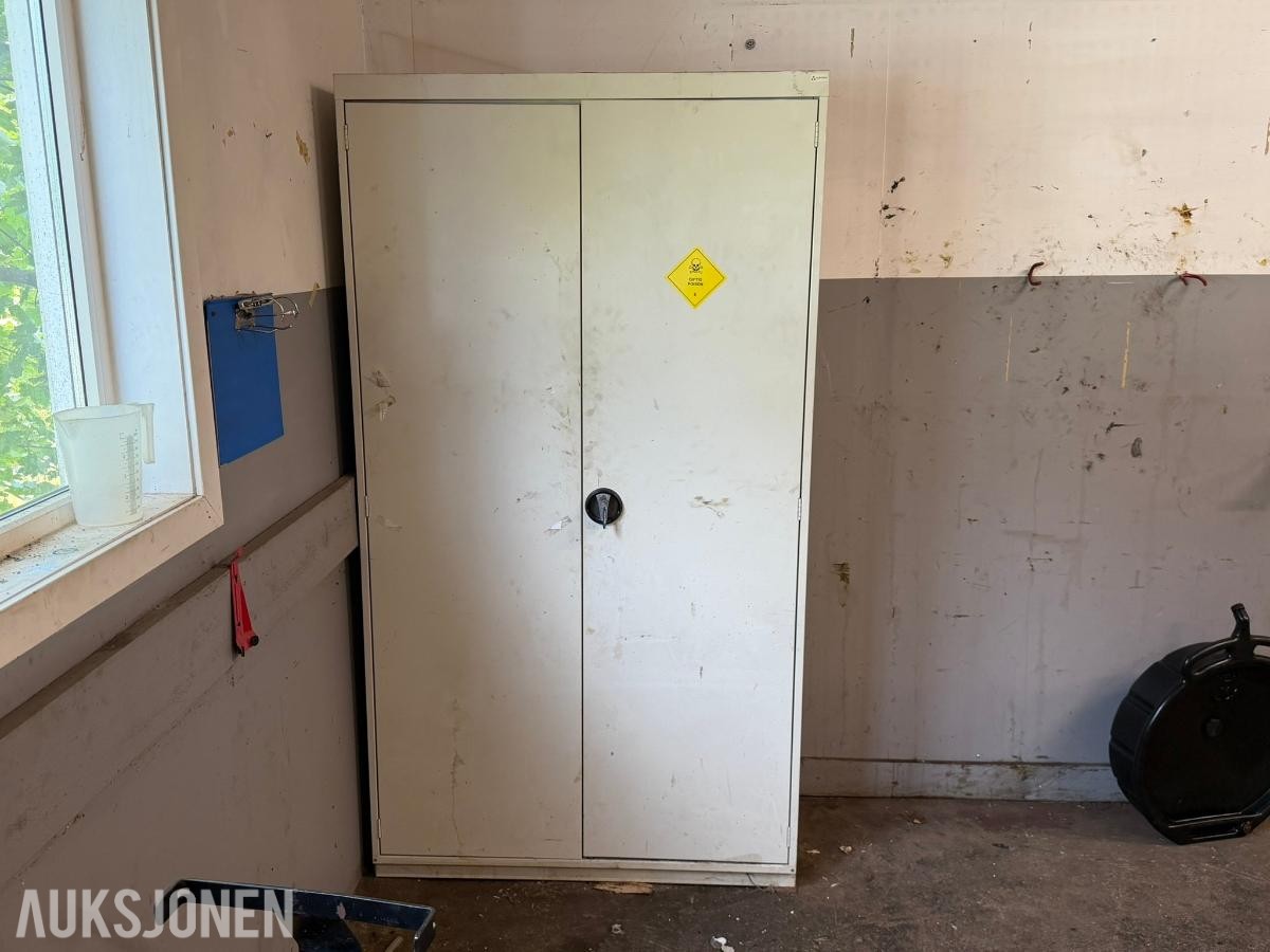 Eskoleia stålskap med lås og hyller