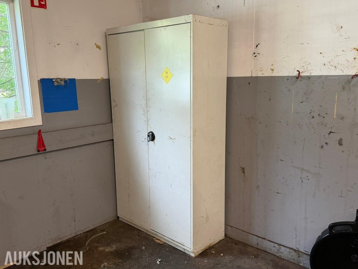 Eskoleia stålskap med lås og hyller